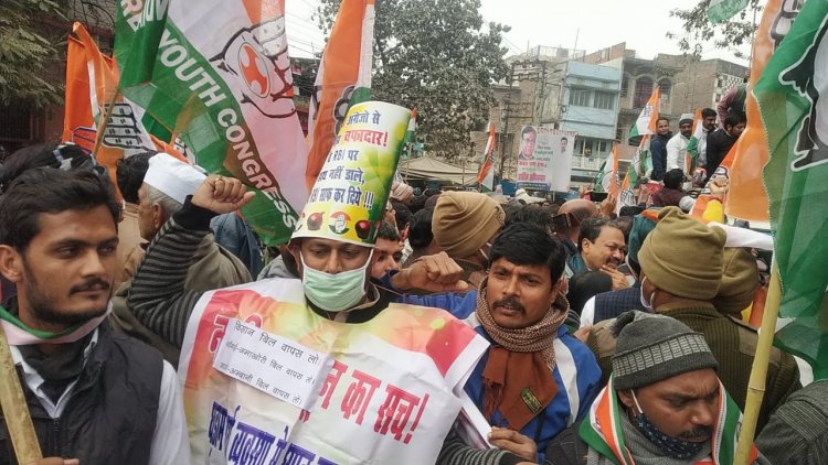 किसान बिल को लेकर पटना में कांग्रेस का राजभवन मार्च । राजापुल पर रोका गया।