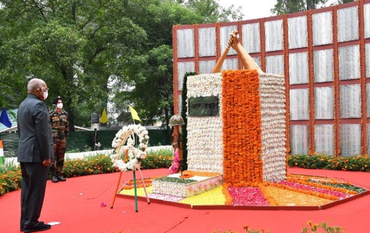 राष्ट्रपति राम नाथ कोविंद कारगिल विजय दिवस पर जम्मू और कश्मीर के बारामूला में पुष्पांजलि अर्पित की