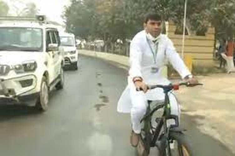 राजद विधायक मुकेश रोशन ने तेल की बढ़ती कीमतों का विरोध जताते हुए साइकिल चलाकर पहुंचे सदन