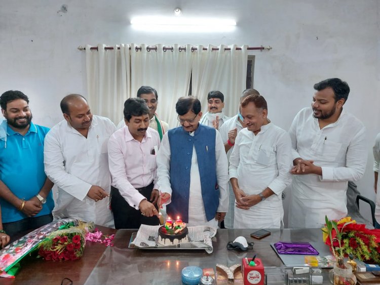 कांग्रेस कमिटी के प्रदेश अध्यक्ष डॉ मदन मोहन झा के जन्मदिन पर कार्यकर्ताओं ने केक काटकर दी बधाई