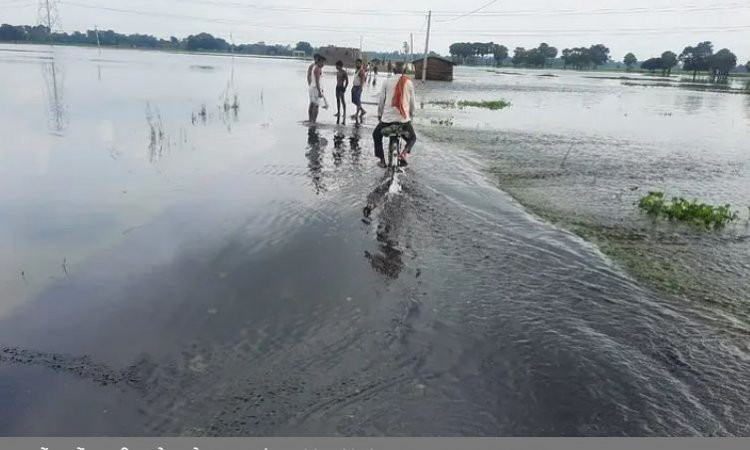 सड़कों पर तीन फुट चढ़ा बाढ़ का पानी, मुजफ्फरपुर में लाखों आबादी का रोड कनेक्शन टूटा