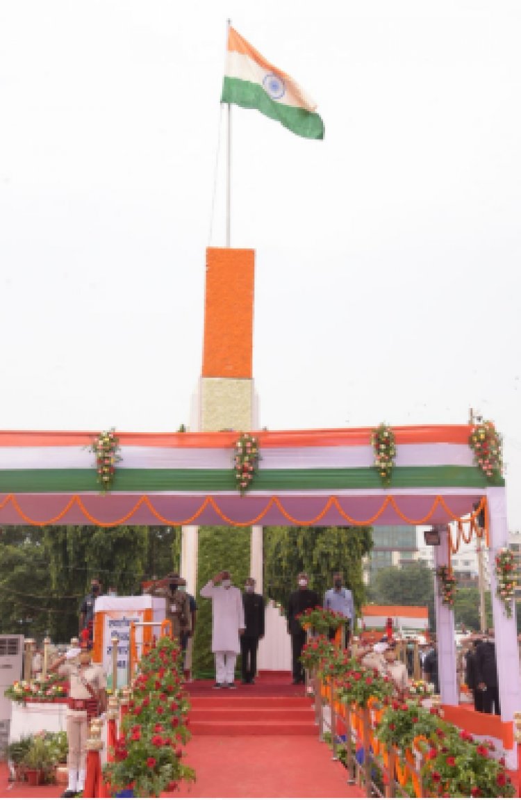 मुख्यमंत्री नीतीश कुमार ने पटना के गांधी मैदान में तिरंगा फहराया