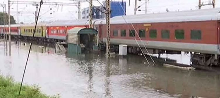 गंगा का जलस्तर बढ़ने से ट्रेन सेवा भी प्रभावित...