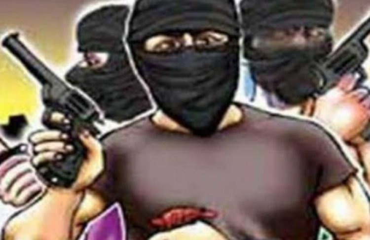 पटना : दिनदहाड़े नक़ाबपोश अपराधियों ने लुटे  15 लाख,  हुये फरार