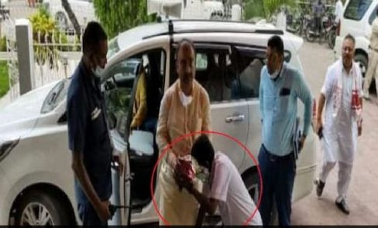सिविल सर्जन ने छूए बिहार के स्वास्थ्य मंत्री मंगल पांडेय के पैर, फोटो वायरल