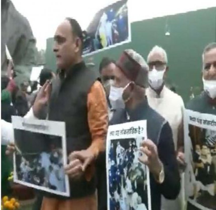 विपक्ष के रवैये के खिलाफ भाजपा सांसदों ने किया प्रदर्शन, सुचारू रूप से चले सदन चलाना चाहती है सरकार