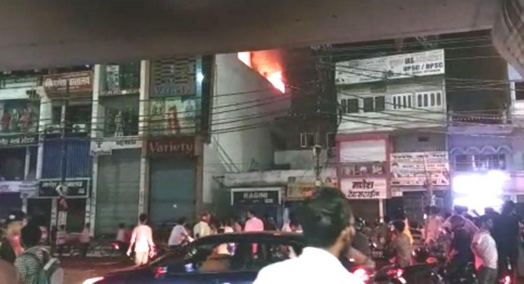 पटना के राजा बाजार स्थित पिलर नंबर49 के पास  लगी आग, दमकल की गाड़ियां मौके पर पहुंच कर आग पर पाया काबू