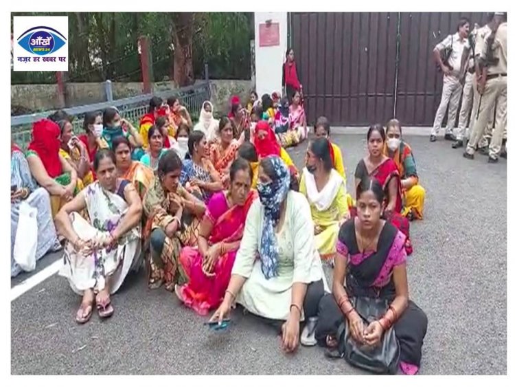 नेपाली नगर कॉलोनी के लोग अपनी मांगो को लेकर उप मुख्यमंत्री तारकिशोर प्रसाद के आवास के बाहर धरने पर बैठे 