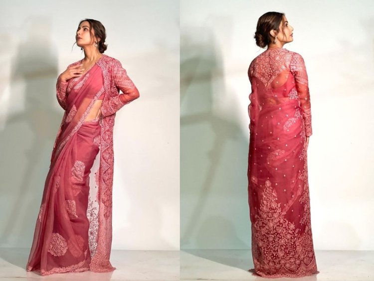 इंस्टाग्राम अकाउंट पर अपनी कुछ फोटोज शेयर कीं हिना खान अपने फैशन स्टाइल दिलकश अंदाज, से हमेशा हैरान  करती  है बोलीं- हर साड़ी की एक कहानी। .. 