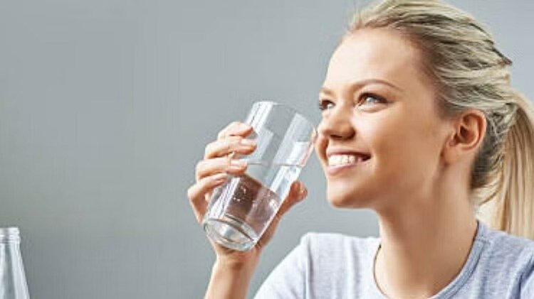 Overhydration: बहुत अधिक पानी पीना भी सेहत के लिए ठीक नहीं, जानिए शरीर पर क्या होता है इसका दुष्प्रभाव?