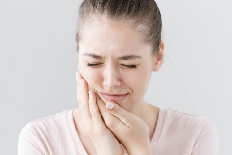 जानें दांत में फोड़ा होने के लक्षण, ऐसे करवाएं उपचार और रखें ख्याल