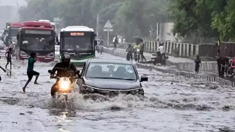 Delhi Weather: दिल्ली में बाढ़ से आफत, अब नोएडा के लिए भी हाई अलर्ट जारी
