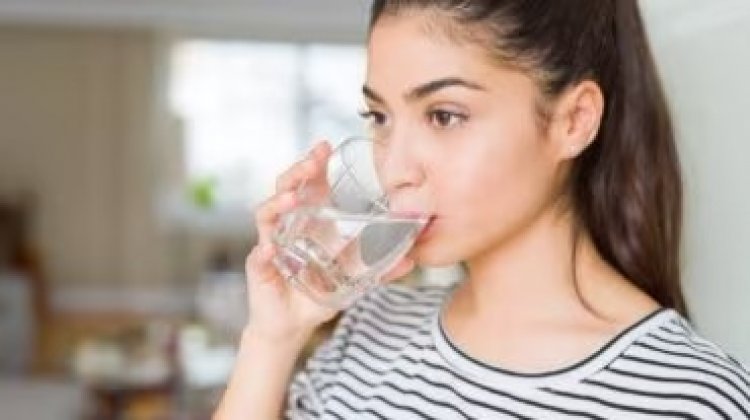 ज्यादा पानी पीना भी शरीर को पहुंचा सकता है नुकसान, जानिए ओवरहाइड्रेशन के 4 साइड इफेक्ट्स
