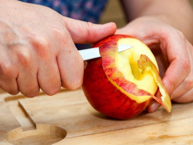 सेब के छिलके में छिपे हैं सेहत के कई राज, इन परेशानियों को कर सकते हैं दूर