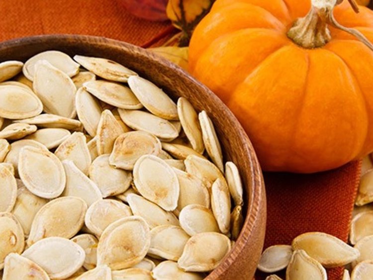 Pumpkin Seeds Benefits: रोजाना खाएं एक चम्मच कद्दू के बीज, इन बीमारियों से मिलेगा छुटकारा और होंगे फिट