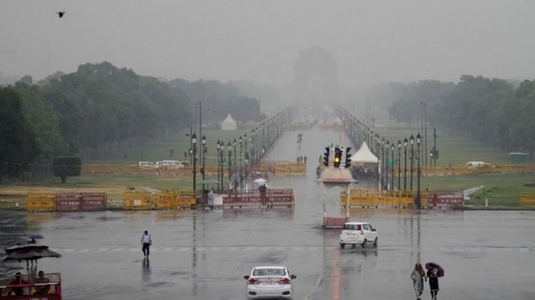 Delhi Weather: दिल्ली-एनसीआर में तेज बारिश से लुढ़का पारा, राजधानी में अभी और बरसेंगे बदरा