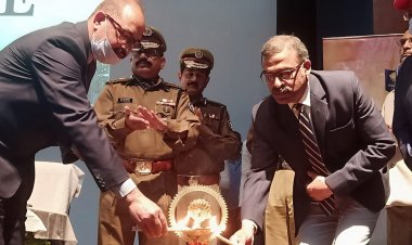बिहार पुलिस सप्ताह, 22-27 फरवरी, 2021 के कार्यक्रम में मुख्य अतिथि, गृह सचिव आमिर सुबहानी, डीजीपी एस. के. सिंघल, समेत कई अधिकारीगण मौजूद।