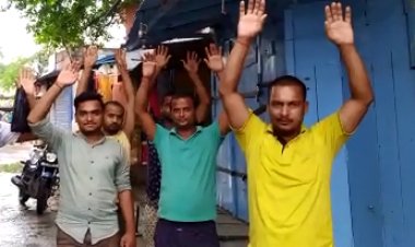 कोरोना काल मे व्यवसायियों के ऊपर दोहरी मार पड़ी है, आधा दर्जन दुकान में चोरी ।