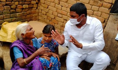 आंखें न्यूज़ 24 के खबर का असर, शौचालय में रह कर गुजर बसर करने वाली दादी और पौती को जाप की मदद ।