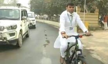 राजद विधायक मुकेश रोशन ने तेल की बढ़ती कीमतों का विरोध जताते हुए साइकिल चलाकर पहुंचे सदन