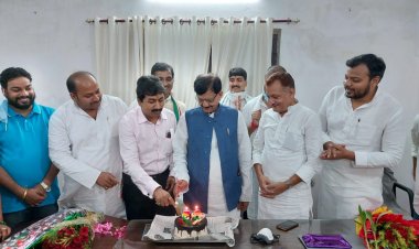 कांग्रेस कमिटी के प्रदेश अध्यक्ष डॉ मदन मोहन झा के जन्मदिन पर कार्यकर्ताओं ने केक काटकर दी बधाई