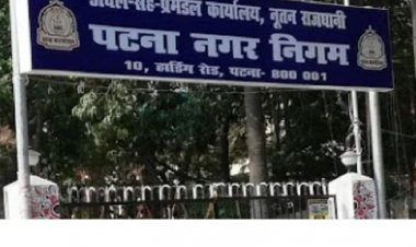 पटना : नगर निगम कर्मचारी का हड़ताल, सफाई ठप, डाकबंगला चौराहे पर फेंका कचरा