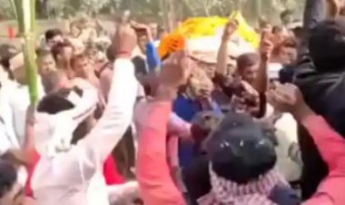 बिहार: ऑर्केस्ट्रा के साथ धूमधाम से निकली शवयात्रा, डांसर के साथ नाचते हुए श्मशान घाट पहुंचे परिजन