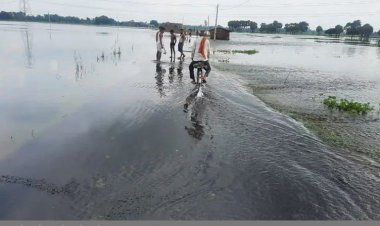 सड़कों पर तीन फुट चढ़ा बाढ़ का पानी, मुजफ्फरपुर में लाखों आबादी का रोड कनेक्शन टूटा