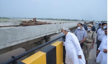 नीतीश कुमार ने आरा में सोन तथा छपरा में गंगा के जलस्तर का जायजा लिया