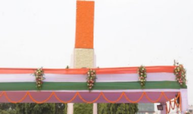 मुख्यमंत्री नीतीश कुमार ने पटना के गांधी मैदान में तिरंगा फहराया