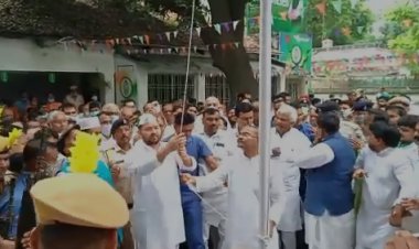 आरजेडी दफ्तर में तेजस्वी यादव ने झंडा फहराया ,  नहीं पहुचें  जगदानंद सिंह