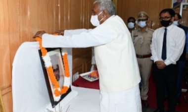 राज्यपाल ने स्व  देवशरण सिंह  की तस्वीर पर माल्यार्पण किया
