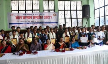खेल दिवस पर महिला क्रिकेटरों संग स्कूल की टॉपर विद्यार्थियों को रुनी स्पोटर्स व एलएमसी ने किया सम्मानित