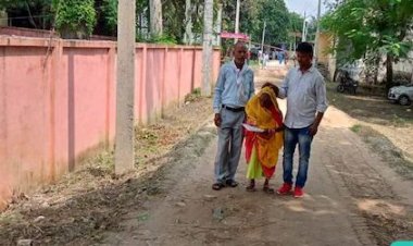 दो बेटों का सहारा लेकर ब्लॉक पहुंचीं 80 साल की पानमती देवी ने वार्ड मेंबर का भरा पर्चा, पति रहे हैं 2 बार MLA