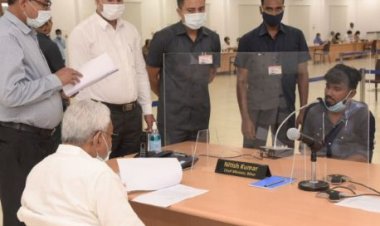 कौन मांग रहा है घूस, नाम बताओ तुरंत एक्शन होगा, जनता दरबार में फरियादी से बोले नीतीश कुमार