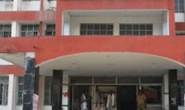 बक्सर के सरकारी अस्पताल में बड़ी लापरवाही,समय पर गेट नहीं खुलने से मरीज की गई जान