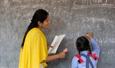 रोहतास के मिडिल स्कूल में 'खेलो और सीखो' विधि से हो रही पढ़ाई।
