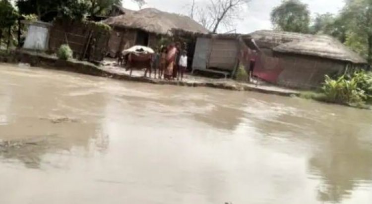 नेपाल से उत्तर बिहार में प्रवेश करने वाली नदियों में जारी है उतार-चढ़ाव, 400 घरों में घुसा बाढ़ का पानी