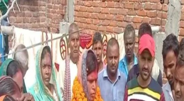 Bihar Panchayat Chunav: नामांकन के बाद विधवा भाभी की मांग में देवर ने भरा सिंदूर, प्रखंड कार्यालय के बाहर की शादी