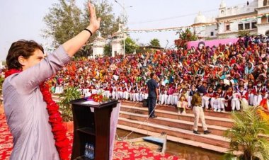 प्रियंका गांधी का नाव पर ‘लड़की हूं, लड़ सकती हूं’ संवाद, बोलीं- लोकसभा चुनाव में महिलाओं को 50 फीसदी टिकट