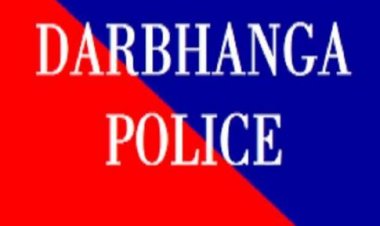 बिहार में जज के बाद अब थाने के अंदर दारोगा से हाथापाई, दरभंगा में दोस्त को छुड़ाने आए युवक ने ईंट से किया हमला