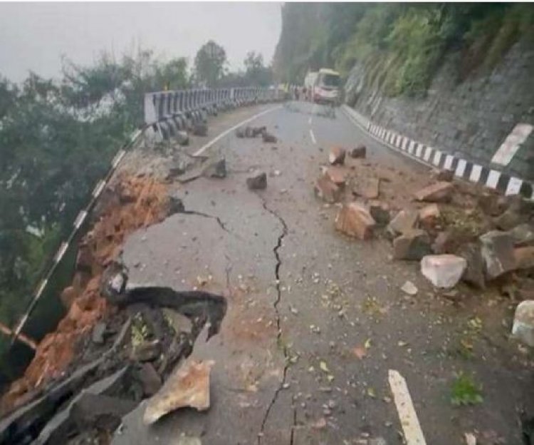 आंध्र प्रदेश: भारी बारिश के कारण तिरुमाला घाट रोड पर दोबारा हुआ भूस्खलन, मार्ग बंद, यातायात प्रभावित