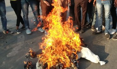 सम्राट अशोक पर अभद्र टिप्पणी करने पर दया प्रकाश सिन्हा का पुतला दहन