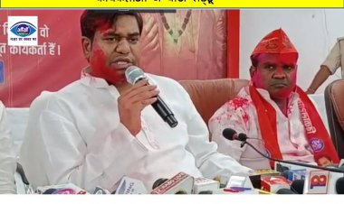 बोचहा उपचुनाव में मिली करारी हार के बाबजूद मुकेश सहनी ने कार्यकर्ताओ में बांटा लड्डू
