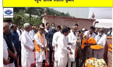 आर ब्लॉक स्थित बाबू वीर कुंवर सिंह पार्क में माल्यार्पण करने पहुंचे सीएम नीतीश कुमार