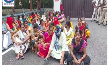 नेपाली नगर कॉलोनी के लोग अपनी मांगो को लेकर उप मुख्यमंत्री तारकिशोर प्रसाद के आवास के बाहर धरने पर बैठे 