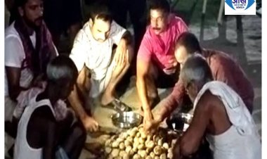 बॉलीवुड एक्टर पंकज त्रिपाठी मुंबई की चकाचौंध से दूर गांव में लिट्टी-चोखा बना रहे 