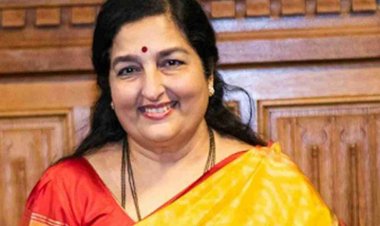 मशहूर गायिका अनुराधा पौडवाल  के जन्म दिन पर दुनियाभर से उन्हें ढेरों बधाइयां व अपने फैंस की शुभकामनाएं मिल रही ,90 के दशक उनकी आवाज का जादू हर दिलो पर राज किया ...