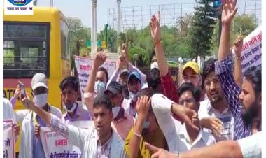 सात सूत्री मांगों को लेकर सड़कों पर उतर गए पारा मेडिकल के छात्र 