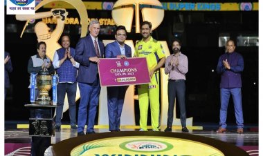 चेन्नई सुपर किंग्स 5वीं बार बनी चैंपियन तो धोनी को सौंपा गया 20 करोड़ का चेक